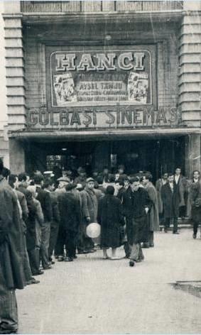 <p>GLBAI SNEMASI</p> Bu ne ekmek kuyruu, ne benzin kuyruu... Bu bir sinema kuyruu... 60'l yllarn ba. Turgut zatay ve Aysel Tanju'nun oynad "Hanc" filmi, Ankara Glba Sinemas'nda kapal gie gsteriliyor. Biletler karaborsada.