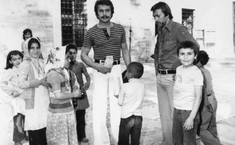 <p>ORHAN GENCEBAY</p> O yllarn en nl sanatlarndan olan Orhan Gencebay' bir film ekimi srasnda yakalayan ocuklar, hemen etrafn sarp onu daha yakndan grme frsat buldular (1975).