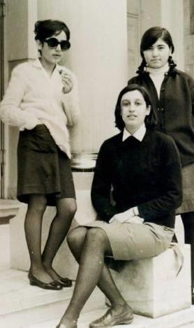 <p>SEZEN AKSU</p> Pop mziimizin "Minik Sere'si" Sezen Aksu, lise yllarnda arkadalaryla birlikte... Gzlerinde siyah gzlkleri ve eli cebinde. Aklnda ise dersler deil, mzik var. Aksu'nun zmir'deki belediye otobslerinde bara ara arklar syledii yllar.