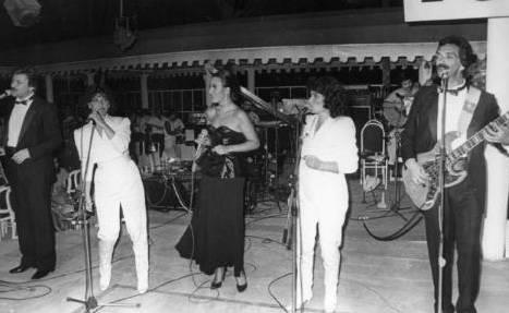 <p>NKHET DURU- BE YIL NCE- ON YIL SONRA</p> Nkhet Duru, bir dneme damgasn vuran "Be Yl nce On Yl Sonra" grubu ile bir yazlk gazinoda program yapyor (1984).