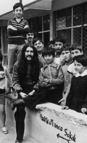 <p>BARI MANO</p> ocuklarn sevgilisi Bar Mano yine ocuklarla birlikte. Hem de kendi adnn verildii sokan banda (1984).