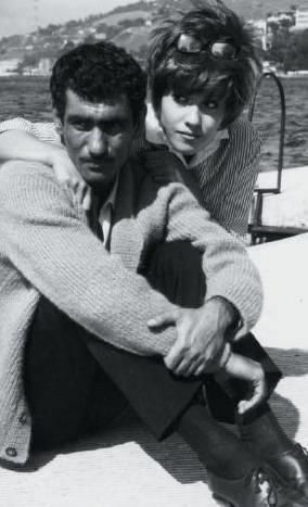 <p>YILMAZ GNEY- NEBAHAT EHRE</p> "Kamal Zeybek" filminde Nebahat ehre'ye evlilik teklifinde bulunan Ylmaz Gney, ksa sre iinde muradna erdi ve onunla nikah masasna oturdu (1966). Ancak bu mutluluk bir buuk yl srd.