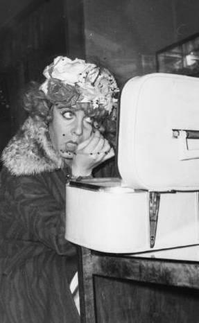 <p>FATMA GRK</p> Filmlerde figranlk yapt, annesinin (Mnevver Girik) yannda henz 13 yanda sinemayla tant. Ksa srede zirveye kt. O yllarda setlerde nl de olsanz kendi makyajnz kendiniz yapardnz (1965).