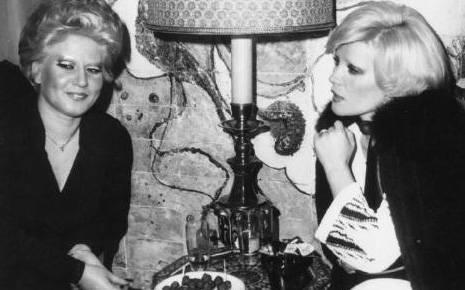 <p>MUAZZEZ ABACI- GNL YAZAR</p> Cazip tekliflere daha fazla dayanamayan Muazzez Abac, Ankara Radyosu'ndaki grevinden ayrlarak stanbul'a geldi. Kendisine yardmc olanlardan birisi de her ne kadar rakibi de olsa Gnl Yazar'd (1976).