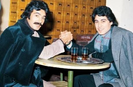 <p>FERD TAYFUR- VAHDET VURAL</p> Arabesk mziinin iki nl ismi Ferdi Tayfur ve Vahdet Vural, gazino kulisinde bilek grei yapyorlar (1978).