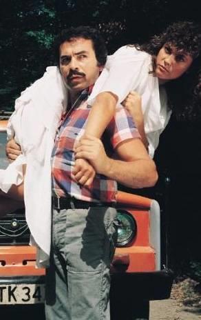 <p>HLYA AVAR- ORHAN GENCEBAY</p> Filmin ad "ofr"... Dnemin arabesk kral Orhan Gencebay'n bol arkl filmlerinden en ok ilgi grenlerinden. Baroln kadn kahraman Hlya Avar, Orhan Baba'nn omuzlarnda (1986).