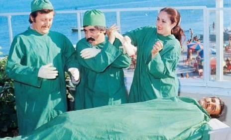 te nllerin belki de ilk kez greceiniz o fotoraflar... Bu fotoraflar ilk kez Haftsonu dergisinin zel bir saysnda yaynlanmt. AL ATK- LEVENT KIRCA- AYEGL ATK TRT?ye parodiler eken Levent Krca ve Ali-Ayegl Atik ifti, bu defa bir ameliyat skecinin hazrlklarn yapyorlar (1979).