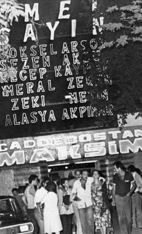 <p>CADDEBOSTAN MAKSM GAZNOSU</p> Caddebostan Maksim Gazinosu'nun kl neonu. Kadroda kimler yok ki! Assolist Emel Sayn. Alt kadrosunda ise Gksel Arsoy, Sezen Aksu, Recep Kaymak, Meral Zeren, Zeki Alasya ve Metin Akpnar var. Hey gidi gnler, hey gidi gazinolar (1981).