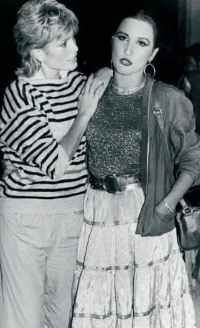 <p>AJDA PEKKAN- NKHET DURU</p> Pop mziin iki divas, Ajda Pekkan ile Nkhet Duru. arklar, albmleri, sahne programlaryla rakiptiler elbette. Ama zel hayatlarnda da dosttular.