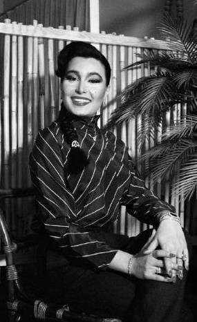 <p>BLENT ERSOY</p> Trk mziinin tartlmaz en iyi yorumcularndan olan Blent Ersoy, 14 Nisan 1981'de Londra'da geirdii cinsiyet deitirme ameliyatyla kadn oldu.