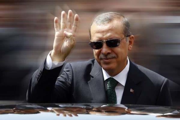 Balk Burcu: Recep Tayyip Erdoan  <br>  Balk burcu erkei her zaman nazik ve beyefendi bir erkek izlenimi brakr. nsanlar krmak ona gre deildir ancak kimi zaman kendisinden beklenmeyecek kadar krc olabilir. Aslnda bu durum yanl kelimeleri seerek konumasndan kaynaklanr. Anlatmak istediini yanl kelimeler ile anlatmas insanlar ister istemez krmasna neden olur. Balk burcu erkei asla art niyetli davranlar sergilemez. Yaptklarnn altnda baka eyler aramaz. Yapmack ve karc davranmak ona gre deildir