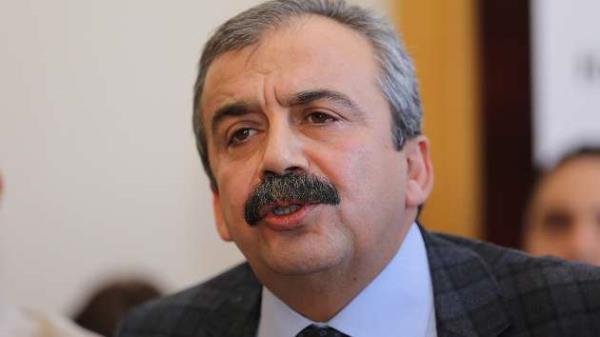 Yenge Burcu: Srr Sreyya nder<br>    Yenge burcu insanlar her duruma kar verebilecekleri ani tepkilerle tannr. Mizah duygular olduka gelimi olan Yengeler, sempatik ve neelidir. Fakat Yengelerin tahmin edilemez gizemli bir durular da vardr. Srr Sreyya nder de ani yol kesileriyle bu gizemli yapsyla tannyor. Taktiklerden olduka holanan Yengeler, nce ortamn havasn koklar, sonra imek gibi sorunun stne gider ve onu ortadan kaldrr.