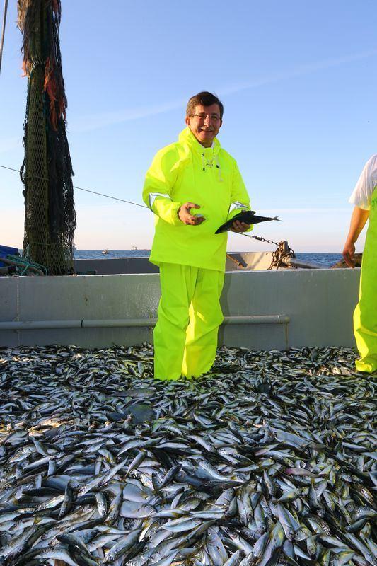 Babakan Ahmet Davutolu, Samsun Balk Barna'n ziyaret etti ve "Malko Bey" adl balk teknesine binerek denize ald. Babakan Davutolu, orta su trol avcl balklaryla a ekti, alara gelen balklar kasalara yerletirdi.