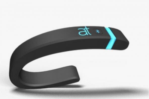 El ve parmak hareketlerinizi alglayan bu alet sayesinde klavyeleri pe atabiliriz. Kullanmas biraz zor ama :)