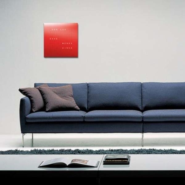 Saati rakamlarla deil de harfler ile gsteren bu tasarm harikas saatler evinize gelecek misafirlerinizi batan karacaktr.