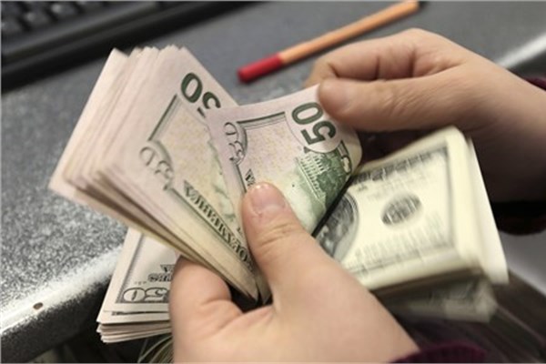 Artan risk itah ile TL varlklarnn deerlendiini aktaran analistler, dolar/TL'nin pozitif havann devam etmesi halinde ksa vadede 2,90 seviyesine kadar geri ekilebileceini ngryor.