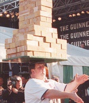 1997'de John Evans 100 eve yetebilecek kadar tulay 14 saniye kafasnn zerinde tamay baard