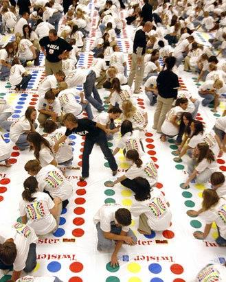 450 lise rencisi Twister oynayarak "en fazla Twister oynayan ekibi" olma yolunda...