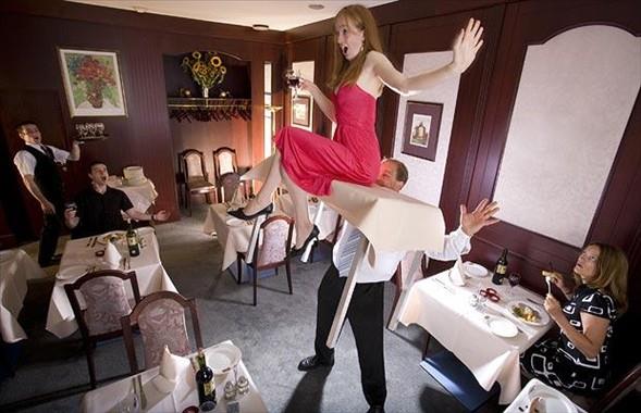 Georges Christen, zerinde bir kzn oturduu masay azyla kaldrarak 7.5 saniyede 10 metrelik mesafeye tad.