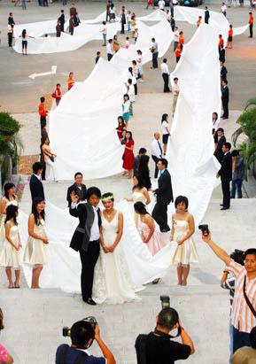 in'in Guangzhou ehrinde gerekleen bir dn Guiness rekorlar kitabna giriyor, gelinin duva 200 metre uzunluunda.