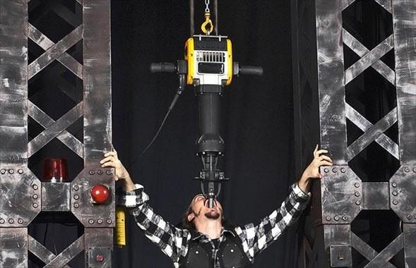 ngiliz Thomas Blackthorne alr vaziyetteki matkap 5 saniye iinde boazndan geirerek ilgin bir dnya rekoru kryor.