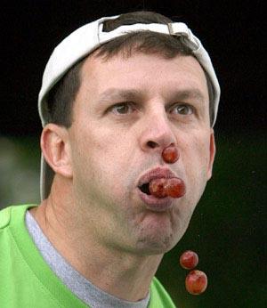 "zm ocuu" lakapl Steve Spalding; zm yakalama baarsyla Guiness rekorlar kitabna girdi. Steve'in 2 dnya rekoru var: Birincisi; 116 zm 3 dakikada azyla yakalamas ve ikincisi de 1203 zm 30 dakikada azyla yakalamas.