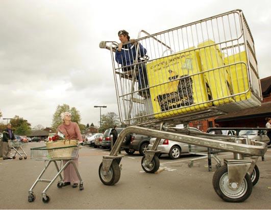 Dnyann en byk alveri arabas, motoru bile var. Edd China adnda bir ngiliz rekorun sahibi.