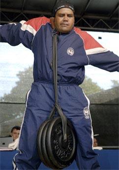 Pakistanl Zafer Gill 61,7 kg arlndaki zel bir cihaz kulayla asl bir ekilde kaldrarark 7 saniye asl tutmay baard.