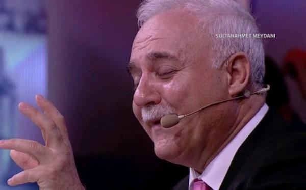 NHAT HATPOLU Arabalar tm hzyla geliyordu, tavuk karya gemeye alyordu, kornalar susmuyordu, tavuk ne ayaklarnn titremesine mani olabiliyor, ne de gidecei yn tayin edebiliyordu yeter diyordu tavuk, yeterrrr!..