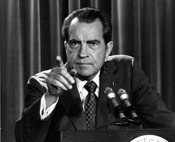 RICHARD M. NIXON: Tavuk kardan karya gemedi. Tekrar ediyorum, tavuk asla yolun karsna gemedi.