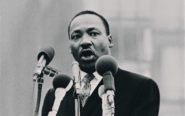 MARTIN LUTHER KING JR.: Tm tavuklarn nedenini aklamak zorunda kalmadan zgrce kardan karya getikleri bir dnya dlyorum.