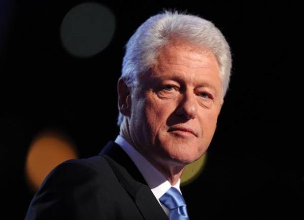 BILL CLINTON: Anayasa zerine yemin ederim ki bu tavukla aramda hibir ey gememitir.