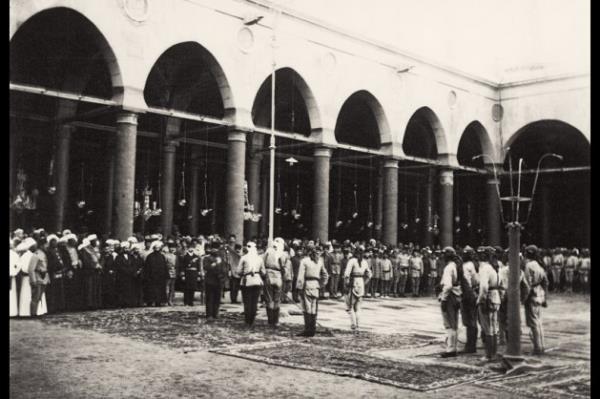 Hicaz Kuvve-i Seferiyesi kumandan Fahreddin Paa, kumandas altnda yararllk gsteren birliklerden 42. Alay sancana, Mescid-i Nebevi'de merasimle "muharebe madalyas" takyor. Kaynak: Zaman