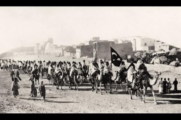 1917. Medine'de Jandarma Yarbay Ahmet Bey'in kumandasnda, gnll Araplardan oluan Hecin Svar Aknc Alay. Birinci Dnya Sava yllarnda, byk ounluunun isyana katld doru olmakla birlikte, savan sonuna kadar Osmanl'ya balln korumu Arap kabileleri de vardr. Fotorafta, Arap Hecin Svar Alay, Medine'de bir yry srasnda grlyor.