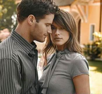 svireli dilbilimci Edith Slembek&#8217;in vard sonu yle: Kadnlar erkeklerin iki misli &#8220;eer&#8221; be misli &#8220;belki&#8221; ya da &#8220;biraz&#8221; tr snrlayc szck kulanyorlar. Buna gre bir de  kez daha fazla sormalarn, cmlelerini &#8220;deil mi?&#8221; ile bitirmelerini ve zr dilemelerini cmlelerini bitirmemelerini ekleyin. Ortaya kan sonu yle: &#8220;ey, zr dilerim, ama belki, yani eer bu sizi fazla yormazsa, bana kahveyi uzatabilir misiniz.? ya da ...&#8221;Kadnlarn konumalarnn genellikle tereddtl ve dolaysyla nemsiz saylmasn yadrgamamak gerek.