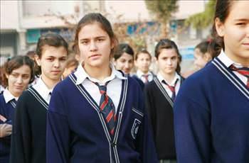 Kzlarn okul hayat erkeklerinkinden daha baarl geiyor. Psikolog Bianca Zazzo&#8217;ya gre kolay konsantre olmalar. Ayrca erkekler akllarna ilk geleni uygularken, kzlar adn atmadan nce dnyor. Sonu: Sene kaybetmeden liseye geen her 100 her erkee kar 126 kz renci var. Gel gelelim, niversitelerin sekin blmlerinde kzlar aznlkta. Sizce de ilgin deil mi.?