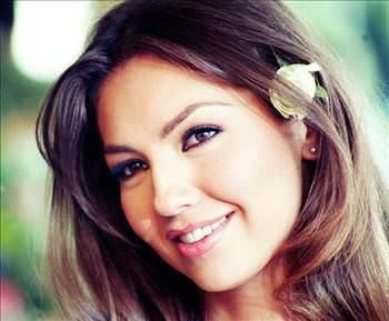 Kadnlar daha ok glmsyor ve konuurken karlarndakinin gznn iine bakyorlar. Erkekler ise genellikle baklarn karyorlar.