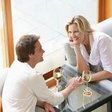 Amerikal dilblimci Deborah Tanne&#8217;in gzlemlerine gre, konulamar kadnlar balatp srdryorlar ama kontrol yine erkeklerin elinde. Onaylayan sesler kararak ilgilendiklerini belirtebildikleri gibi tam tersine sessiz kalarak da kadnn konuyu deitirmesini salayabiliyor.