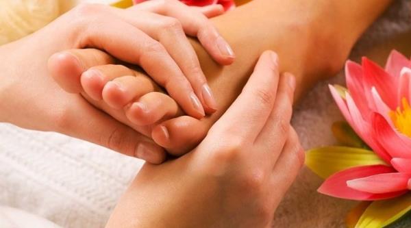 Kadnlarda damar sertliine daha fazla rastlanyor. Bu, kan damarlarn yumuak tutan ve karacieri kolesterol birikiminden kurtaran strojen hormonunun salad bir avantaj. Bu, ayn zamanda neden erkeklerin iki kez daha fazla kalp krizi geirdiini de aklyor.