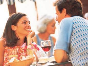 Sosyal bir ortamda kadnlar tarafndan ortaya atlan sohbet konular, gerek says gerekse alanlar bakmndan ok daha eitli. Ksacas kadnlar sohbette ok daha yaratclar. Halbuki erkekler sohbetlerde  konuyla snrllar. , politika ve spor.