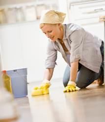 Ev ileri hemen hemen tmyle. Kadnlarn eline bakyor olsa bile. Meslek sahibi kadnlarn %96&#8217;s amar ykyor. %100&#8217; diki dikiyor, %86&#8217;si temizlik yapyor, %79&#8217;u ocuklarn bakmn stleniyor. Sosyolog Franois de Singly bunuyle aklyor. &#8220;Evde iktidarn yitirmemi erkek, ev ilerini aalayc buluyor.&#8221; Yine de %93&#8217; ufak tefek ilerin ucundan tutuyor.