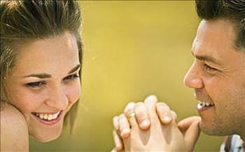 Beynin de bir cinsiyeti var. Her iki cinsiyette beynin ileyiini inceleyen aratrmaclarn vard sonu bu. Erkeklerde beynin iki yarmkresinin fonksiyonlar birbirinden kesin olarak ayrlm. Bu durum bir takm avantajlar salyor. En arpcs,  boyutlugrebilme yetenei, bu sayede yol haritalarn kadnlardan ok daha kolay zebiliyorlar. Kadnlarda iki yarmkre arasndaki iletiim ok daha sk. Sonu: kadnlar dille ilgili konularda daha yetkin.!