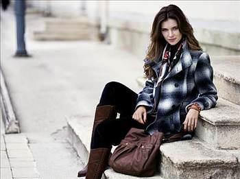 Daha beikten itibaren, kzlarn erkeklerden ok daha fazla sayda giysisi oluyor. 17-24 yalar arasnda kzlarn gardrobunda fazladan yaklak 44 para oluyor. Ama bu fark zamanla azalyor, erkekler yalandka klk kyafete ok daha dkn oluyorlar. 75 yana geldiinde ise hi fark kalmyor erkeklerle kadnlarn gardrobu arasnda.