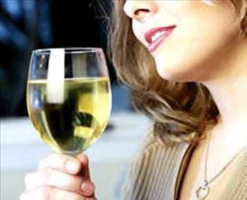 Kadnlar alkole kar daha duyarl. nk alkoln etkisini azaltan enzim kadnda erkektekine gre daha az etkin.