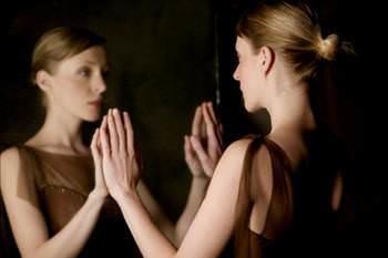 Kadnlarn %59&#8217;u erkeklerin de %41&#8217;i aynada uzun uzun kendilerine bakmay seviyorlar. Ama ieride grdkleri birbirinden hayli farkl. Amerika&#8217;da yaplan bir ankete gre, erkeklerin %68&#8217;i kendilerini plak olarak beeniyor, kadnlarda bu oran sadece %22. erkek egosunu ykmak g.!