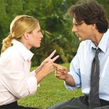 Kadnlar taleplerini dorudan aklamay deil. Bir uzlama noktas bulunana kadar tartmay tercih ediyorlar. Amerikal dilbilimci Deborah Tannen&#8217;nin aratrmalarna gre, erkekler bunu tamamen anlalmaz buluyor ve tahamml edemekleri byle bir tartmay, tamamen tek tarafl bir zm bularak noktalyorlar. stelik kendilerinden beklenenin bu olduuna inanarak yapyorlkar bunu. Halbuki bu tavr kadnlar ldrtyor.