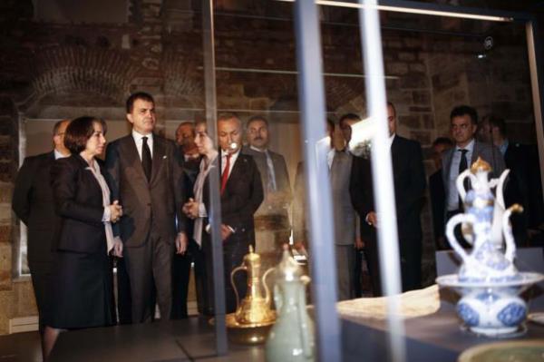 Trende konuan Kltr ve Turizm Bakanl Mstear Haluk Dursun da yaptklar almadan sz ederek," 5 dnmden fazla bir alan ilk defa am oluyoruz. Daha nceki yanl uygulamalar karld. imentolu svalar atld" dedi.