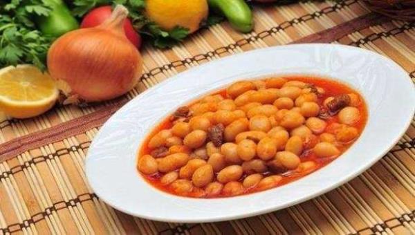 Lezzetle yiyeceiniz kuru fasulyelerin tanelerinin dalmadan ve ezilmeden pimesini istiyorsanz, tuzu, salay ya da domatesleri, fasulyeler yar pitikten sonra ekleyin.