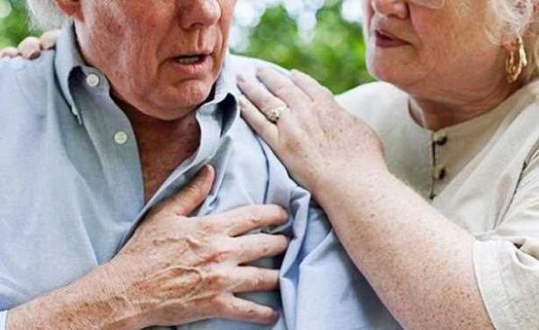 Kalp krizi geirdiinizi hissettiiniz srada olabildiince iddetli ekilde ksrn. Bunu yapmak kalp krizi iddetini drp riski azaltr.