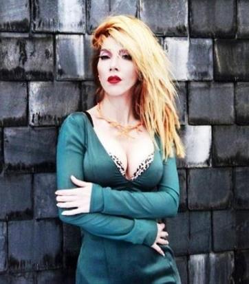 Hande Yener: 41